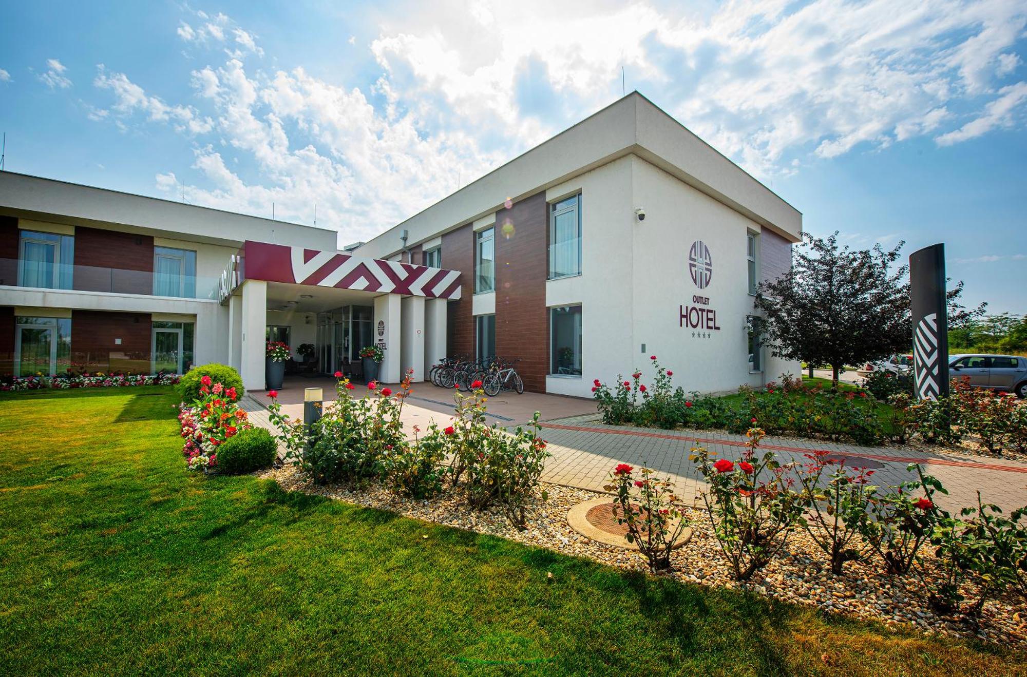 Outlet Hotel Polgar ภายนอก รูปภาพ